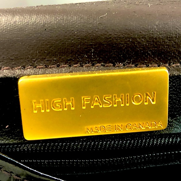 Cute faux leather clutch in croc-like patent finish with shoulder strap. - Picture 2 of 3